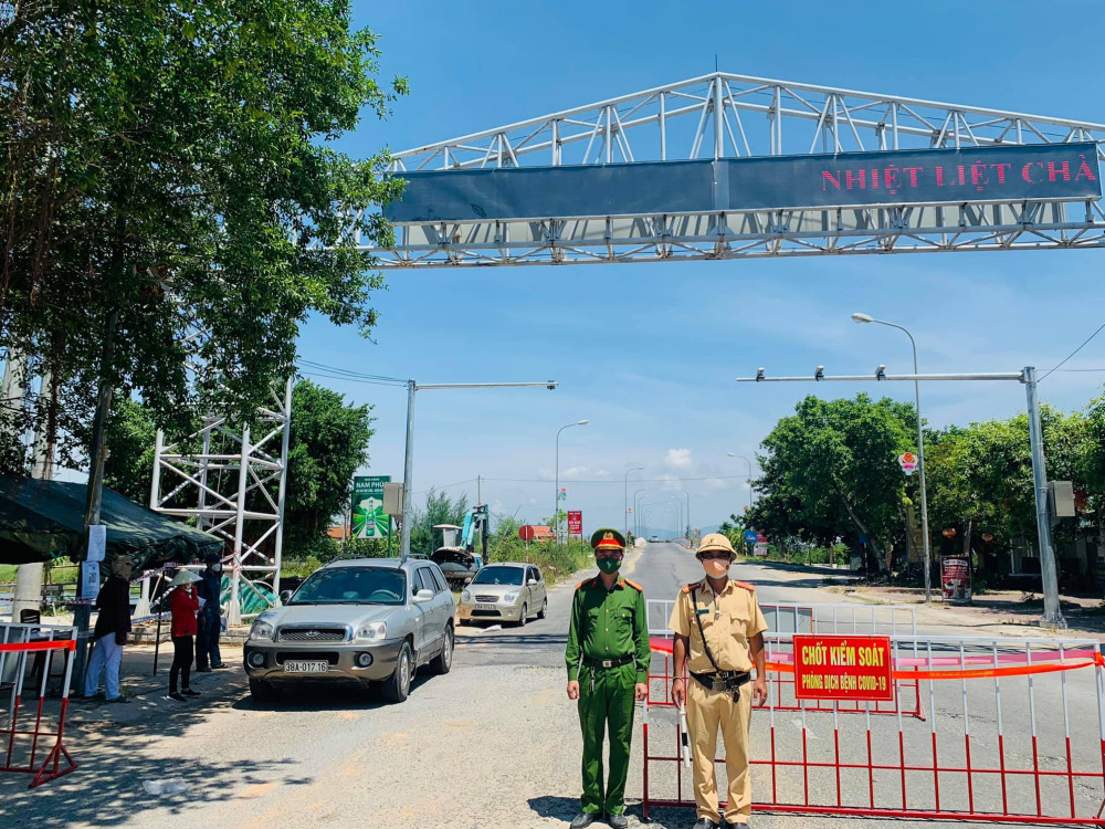 Phải tăng cường thực hiện nghiêm, triệt để, dứt khoát việc giãn cách xã hội theo tinh thần “ai ở đâu ở đó”; tuyệt đối không để xảy ra các trường hợp tập trung đông người. Ảnh minh họa.