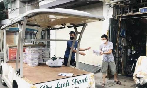 Hà Nội: Dùng xe điện đưa sách giáo khoa tới nhà học sinh khu vực phong tỏa