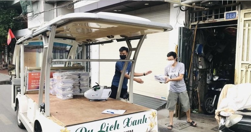 Sách giáo khoa được vận chuyển đến từng gia đình học sinh Trường THCS Chương Dương.