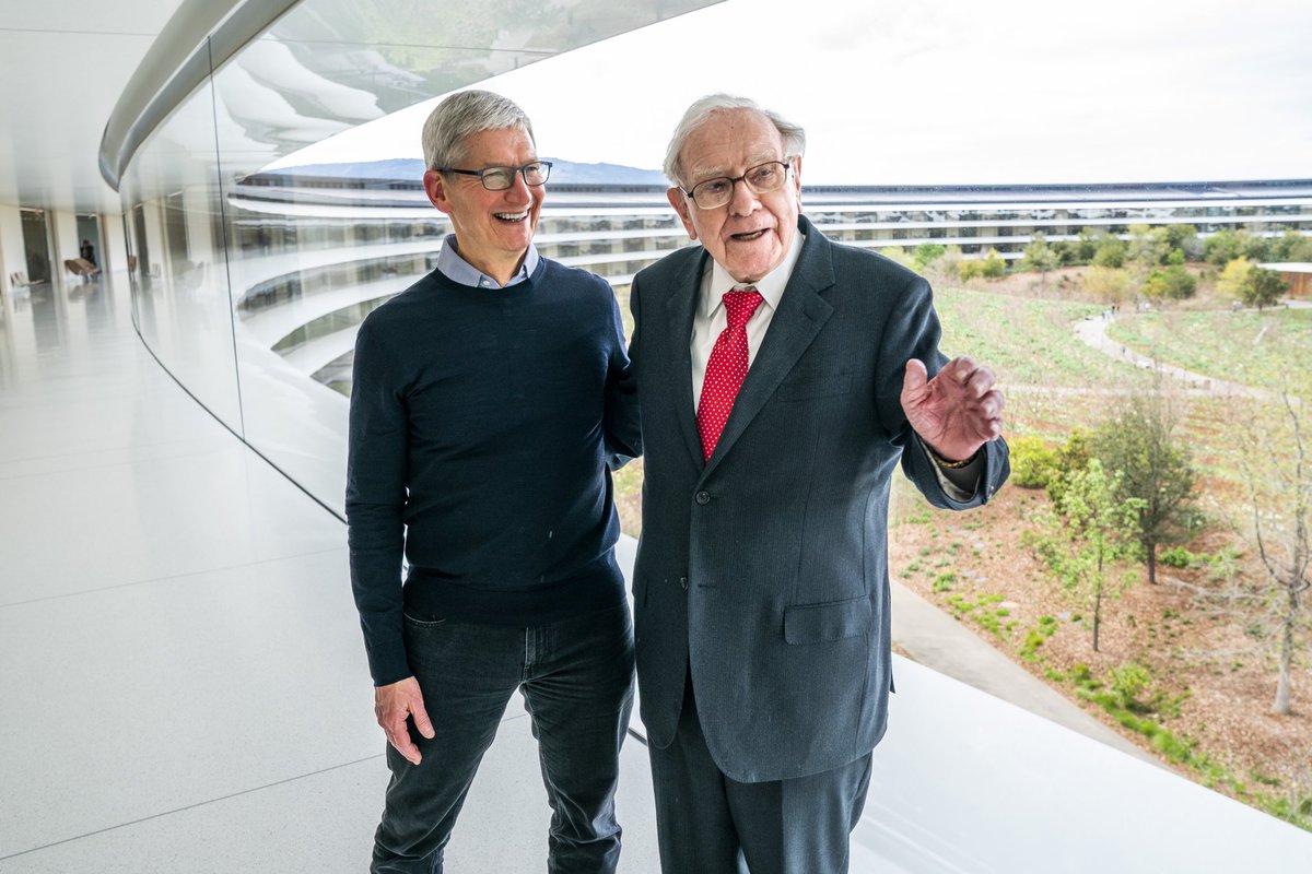 Tỷ phú Warren Buffett và Tim Cook - CEO của Apple - Ảnh: Twitter/Tim Cook