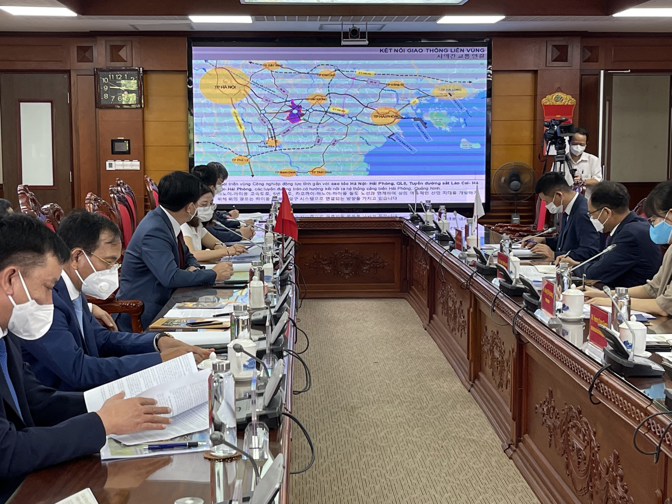 Hai b&ecirc;n thảo luận về định hướng ph&aacute;t triển v&ugrave;ng c&ocirc;ng nghiệp trọng điểm của Hải Dương.