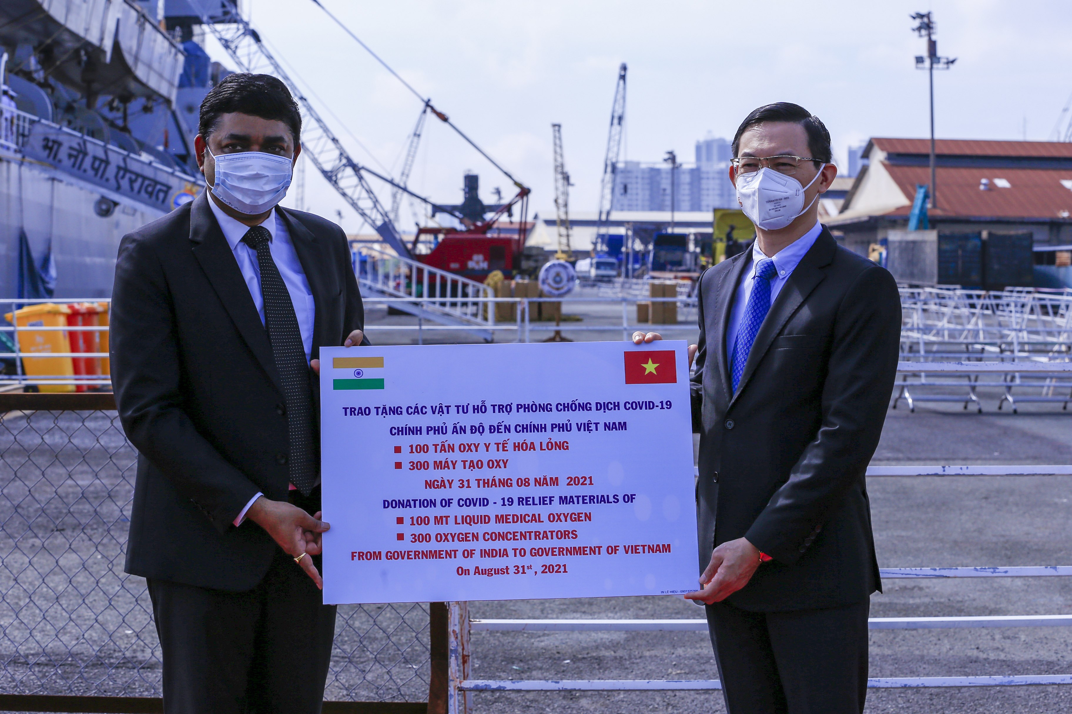 Ông Madan Mohan Sethi, Tổng Lãnh sự Ấn Độ tại TP.HCM trao biển tượng trưng gói hỗ trợ y tế cho ông Trần Phước Anh, Giám Đốc Sở Ngoại vụ TP.HCM.