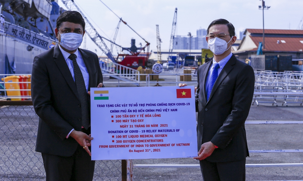 Ông Madan Mohan Sethi, Tổng Lãnh sự Ấn Độ tại TP.HCM trao biển tượng trưng gói hỗ trợ y tế cho ông Trần Phước Anh, Giám Đốc Sở Ngoại vụ TP.HCM.