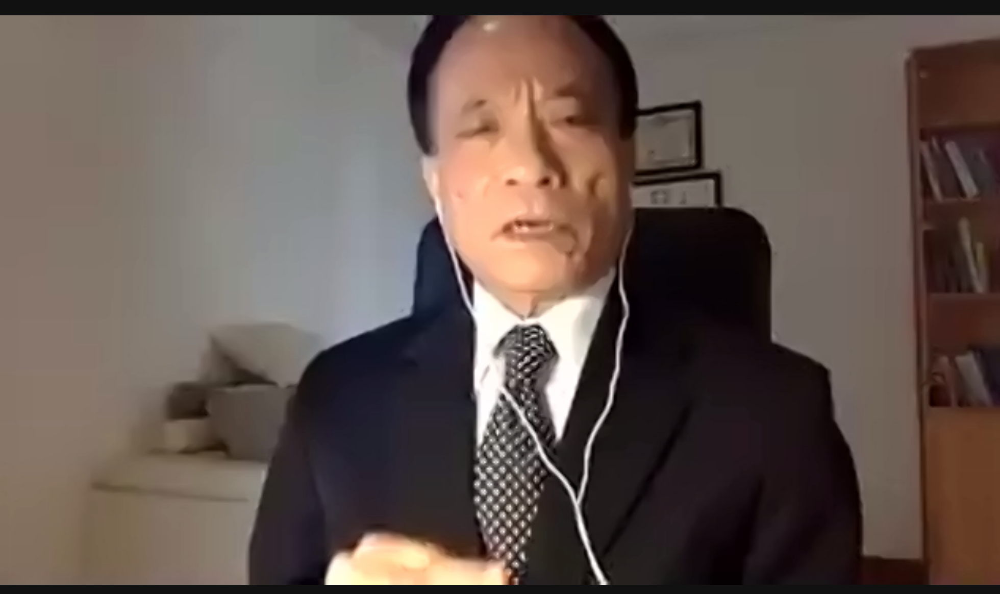 Chuy&ecirc;n gia Nguyễn Tr&iacute; Hiếu ph&aacute;t biểu tại Tọa đ&agrave;m.