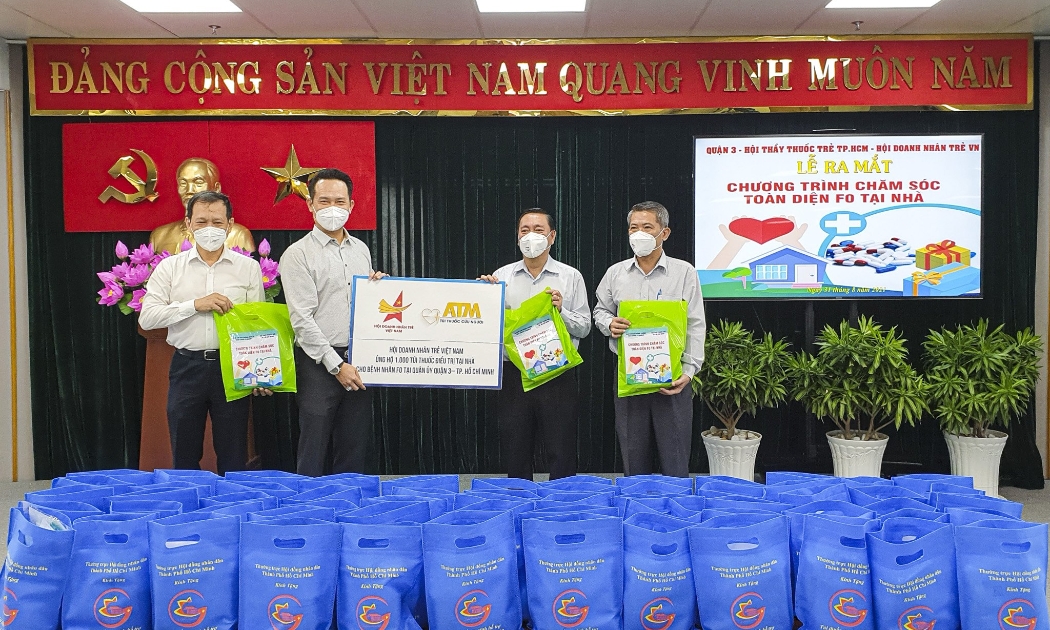 Hội Doanh nhân trẻ Việt Nam trao tặng 1.000 túi thuốc điều trị tại nhà cho bệnh nhân F0 tại quận 3, TP.HCM.