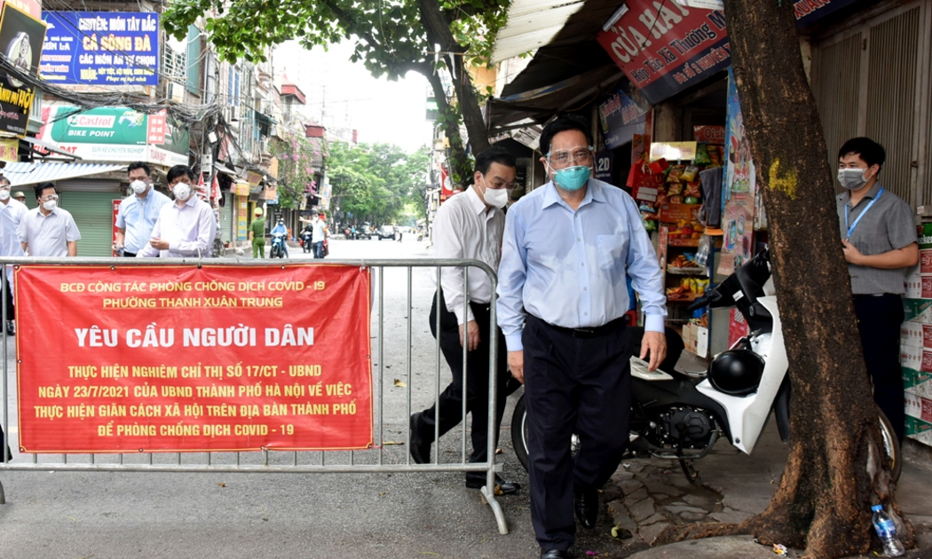Thủ tướng và đoàn công tác kiểm tra công tác dịch trên địa bàn quận Thanh Xuân - Ảnh: VGP/Nhật Băc·