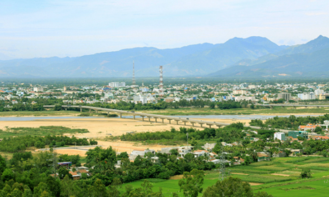 Phong cảnh nhìn từ trên núi Thiên Ấn về phía cầu Trà Khúc và tỉnh Quảng Ngãi.