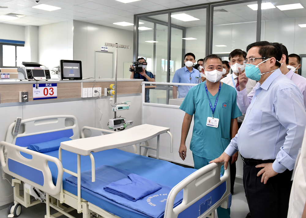 Thủ tướng kiểm tra Khu điều trị với c&aacute;c giường bệnh ti&ecirc;u chuẩn v&agrave; trang thiết bị y tế hiện đại.
