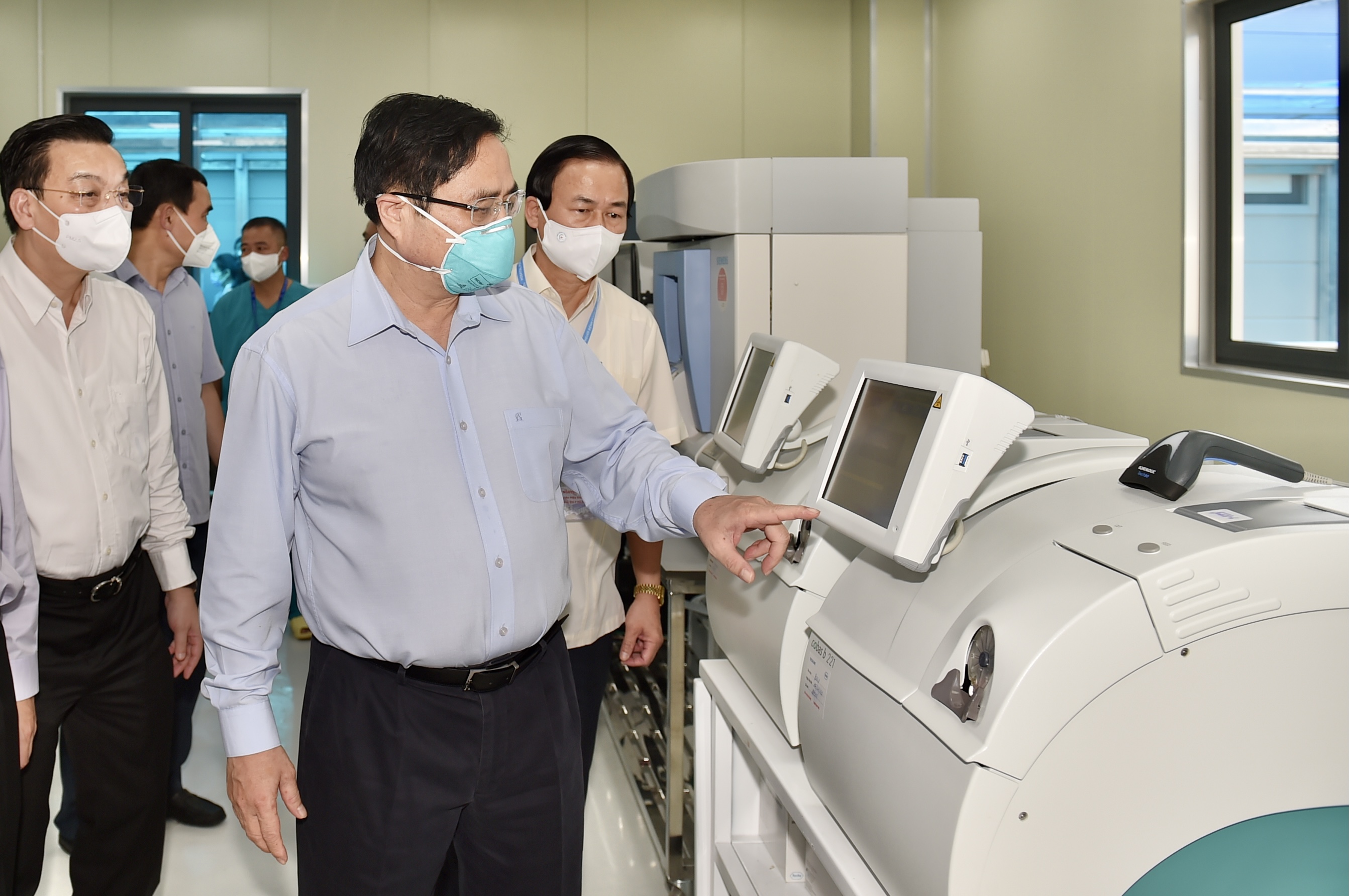 Thủ tướng Phạm Minh Ch&iacute;nh kiểm tra hệ thống m&aacute;y x&eacute;t nghiệm Covid-19 tại ph&ograve;ng Lab của bệnh viện.