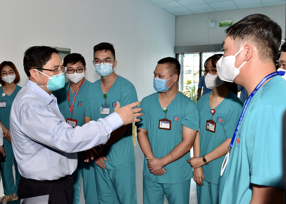 Thủ tướng nói chuyện cùng các bác sĩ tại bệnh viện. Bệnh viện điều trị người bệnh Covid-19 sẽ huy động khoảng 1.000 nhân viên y tế trong đó 272 bác sĩ và 680 điều dưỡng tới làm việc.