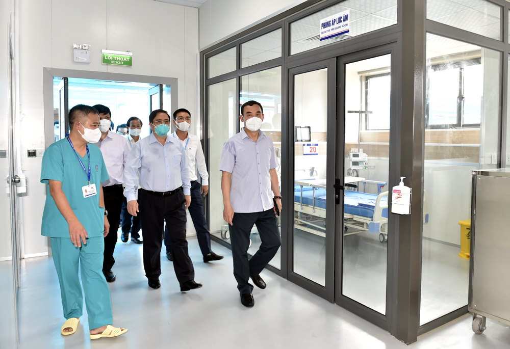 Bệnh viện điều trị người bệnh Covid-19 c&oacute; tổng diện t&iacute;ch 3,5 ha, quy m&ocirc; 500 giường, được khởi c&ocirc;ng x&acirc;y dựng ng&agrave;y 24/7 tại phường Y&ecirc;n Sở, quận Ho&agrave;ng Mai, H&agrave; Nội. Đ&acirc;y được coi l&agrave; một trong những cơ sở hiện đại nhất Việt Nam để điều trị bệnh nh&acirc;n mắc Covid-19.