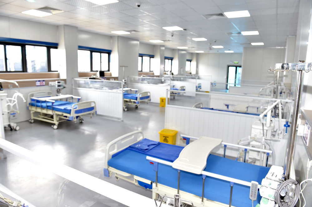 Với quy m&ocirc; 500 giường bệnh, bệnh viện được thiết kế th&agrave;nh 19 khối nh&agrave; điều trị gồm khối VIP với 9 giường bệnh, c&aacute;c khối nh&agrave; 20 giường d&ugrave;ng để điều trị bệnh nh&acirc;n nặng v&agrave; nguy kịch, c&aacute;c khối nh&agrave; 38 giường d&ugrave;ng để điều trị bệnh nh&acirc;n nhẹ hơn.