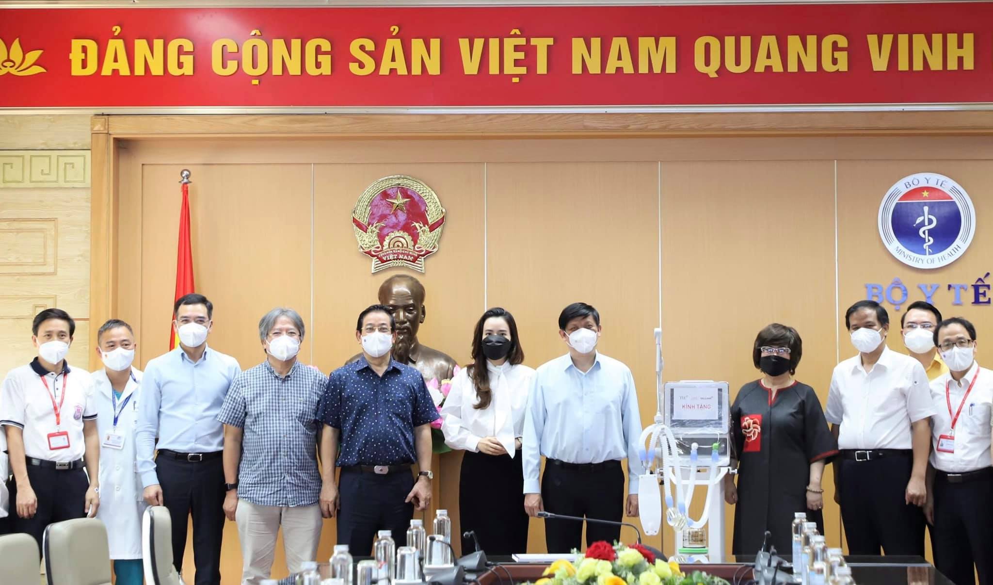 Bộ Y tế tiếp nhận 34 máy thở chức năng cao do Tập đoàn TH và Ngân hàng TMCP Bắc Á trao tặng.