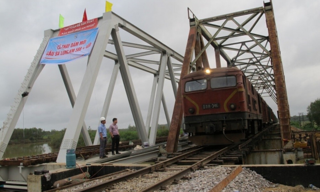Thi công trong điều kiện vẫn tổ chức chạy tàu cần đảm bảo an toàn.