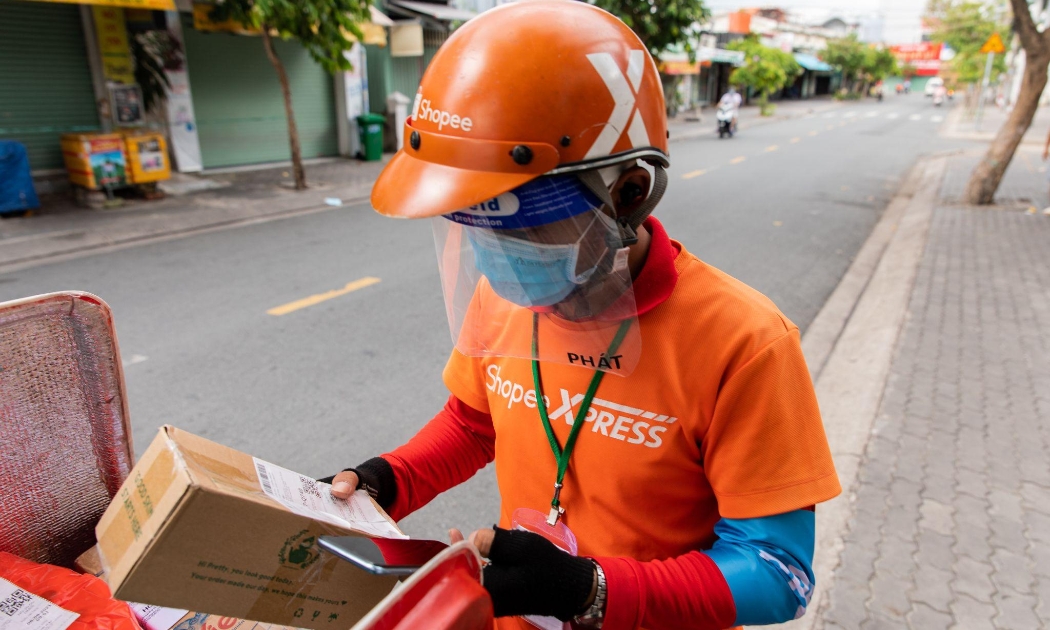 Chỉ trong thời gian ngắn, Shopee đã nhanh chóng tăng cường nhân sự tại các kho phân loại để hoàn tất đơn hàng, đồng thời phối hợp triển khai hiệu quả cùng các đối tác vận chuyển, nhanh chóng giao hàng đến với người dân tại nhiều khu vực.