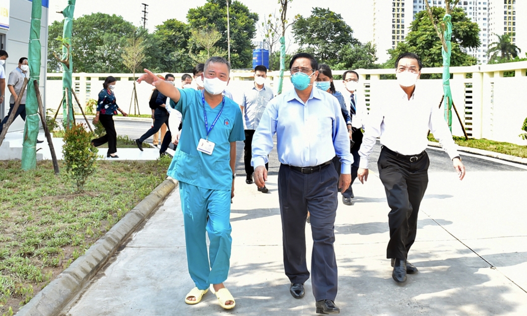 Thủ tướng và đoàn công tác kiểm tra bệnh viện dã chiến điều trị Covid-19 ở Hà Nội - Ảnh: VGP/Nhật Bắc