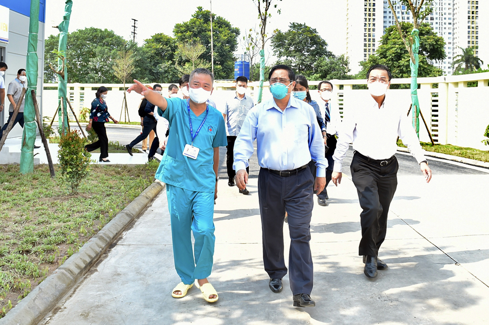 Thủ tướng và đoàn công tác kiểm tra bệnh viện dã chiến điều trị Covid-19 ở Hà Nội - Ảnh: VGP/Nhật Bắc