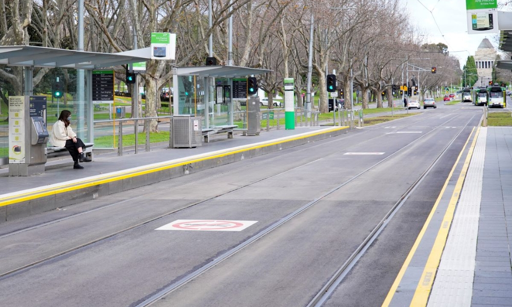 Đường phố ở Melbourne, Australia vắng bóng người hôm 16/7/2021, khi phong toả chống Covid-19 đang được áp dụng - Ảnh: Reuters.