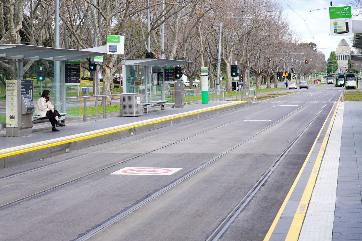 Đường phố ở Melbourne, Australia vắng bóng người hôm 16/7/2021, khi phong toả chống Covid-19 đang được áp dụng - Ảnh: Reuters.