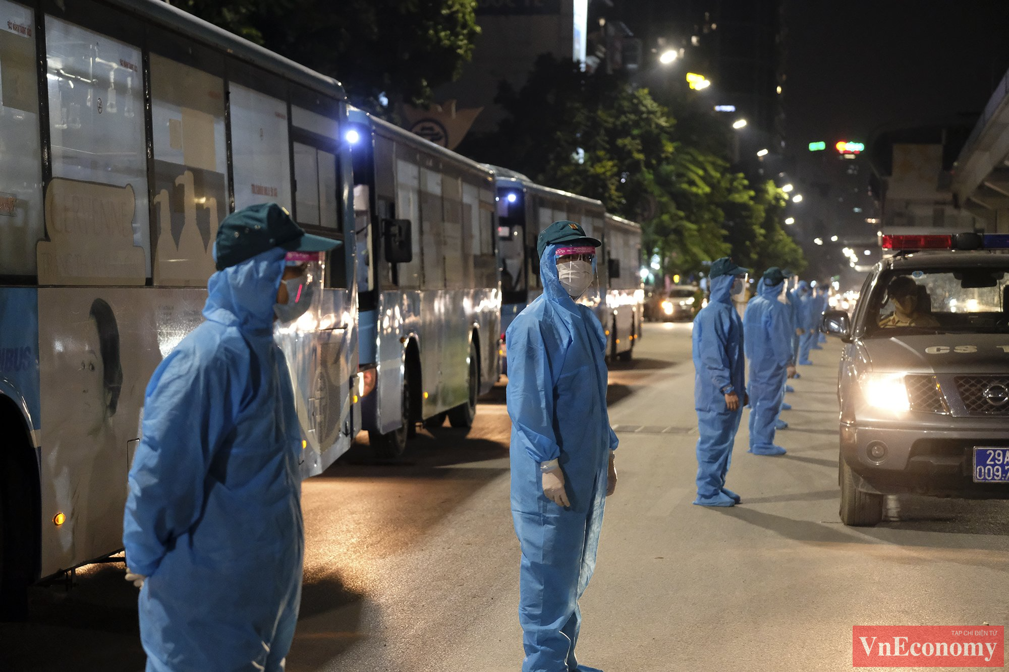 Ban Chỉ huy qu&acirc;n sự quận sẽ bố tr&iacute; 10 chuyến xe để đưa người d&acirc;n đi gi&atilde;n c&aacute;ch v&agrave; diễn ra trong 3 ng&agrave;y, bắt đầu từ h&ocirc;m nay.