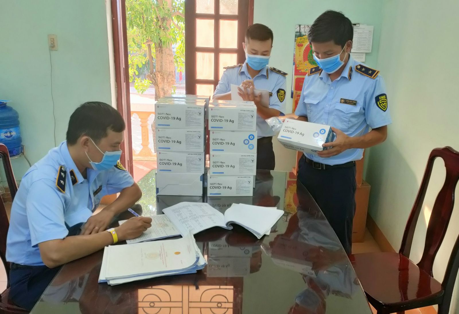 Lực lượng quản l&yacute; thị trường tỉnh Quảng B&igrave;nh&nbsp;thu giữ 1.000 bộ kit test nhanh Covid-19.