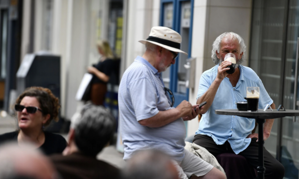 Nhờ tỷ lệ tiêm chủng đạt mức cao, Ireland đã gỡ dần các hạn chế chống Covid - Ảnh: Reuters.