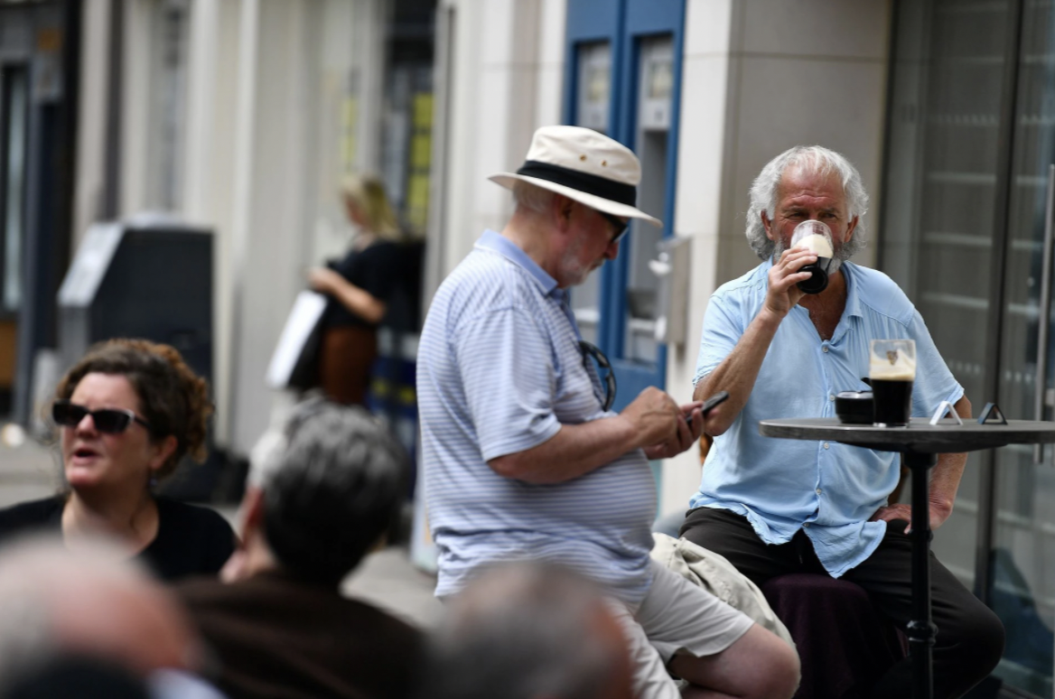 Nhờ tỷ lệ tiêm chủng đạt mức cao, Ireland đã gỡ dần các hạn chế chống Covid - Ảnh: Reuters.