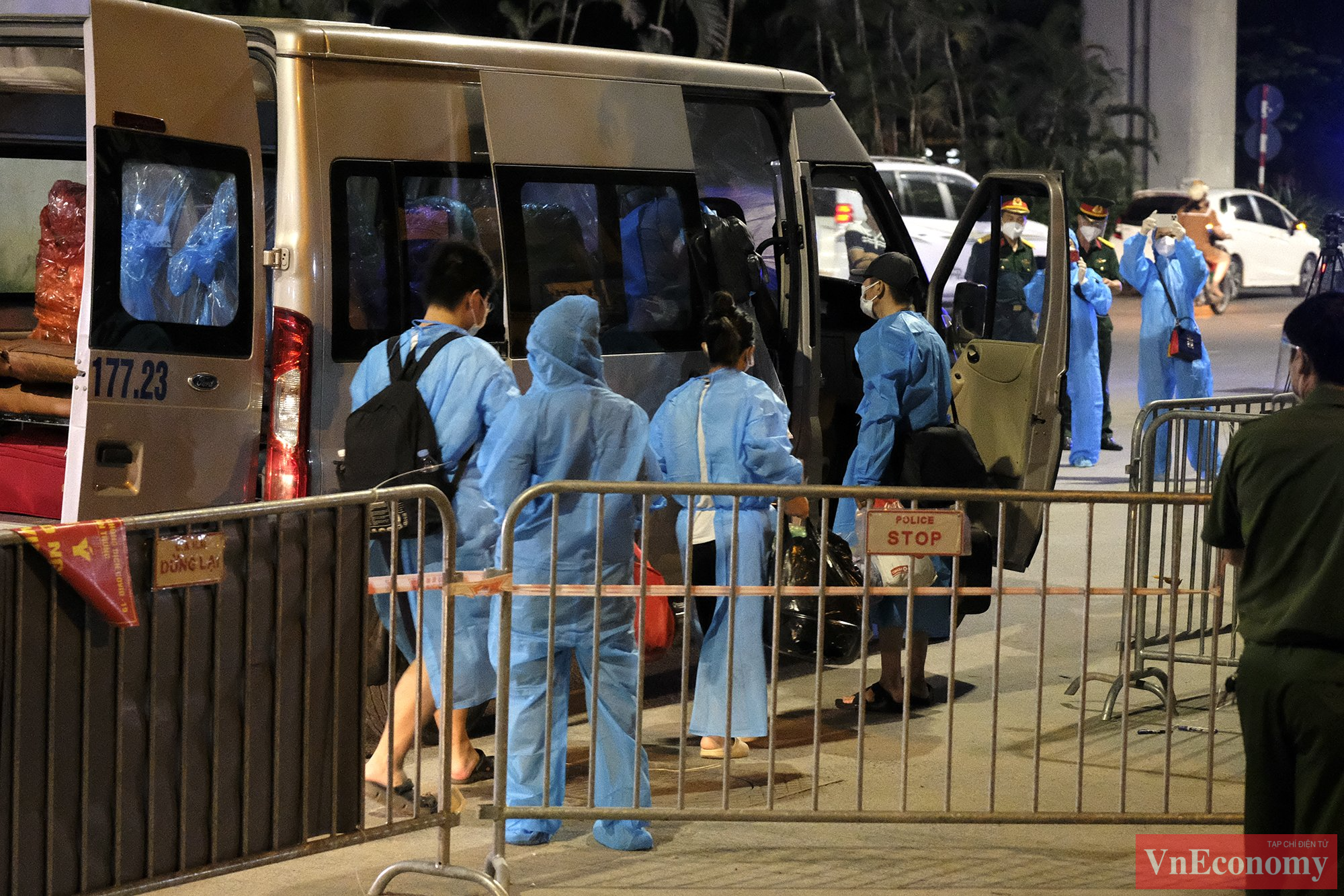 Theo thống k&ecirc;, c&oacute; 690 hộ d&acirc;n tương ứng hơn 2.000 nh&acirc;n khẩu ở khu vực c&oacute; dịch. Tuy nhi&ecirc;n, c&oacute; 425 người l&agrave; F0 v&agrave; F1 đ&atilde; đi c&aacute;ch ly tập trung, v&igrave; vậy, số người cần di chuyển t&iacute;nh đến cuối giờ chiều nay khoảng hơn 1.300 người.&nbsp;