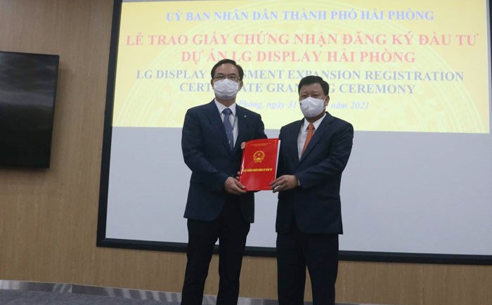 Đại diện BQL khu kinh tế trao giấy chứng nhận đăng ký đầu tư cho tập đoàn LG.