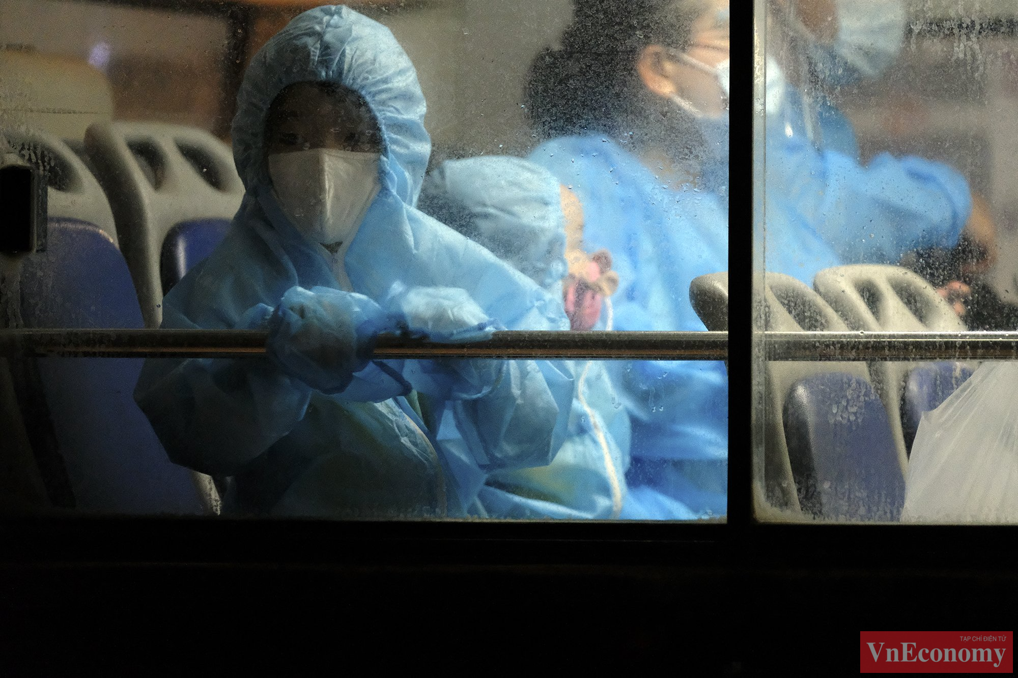 Lực lượng chức năng chuẩn bị đầy đủ đồ bảo hộ, nước s&aacute;t khuẩn, khẩu trang cho c&ocirc;ng d&acirc;n trong qu&aacute; tr&igrave;nh di chuyển đi c&aacute;ch ly, đảm bảo an to&agrave;n ph&ograve;ng, chống dịch.