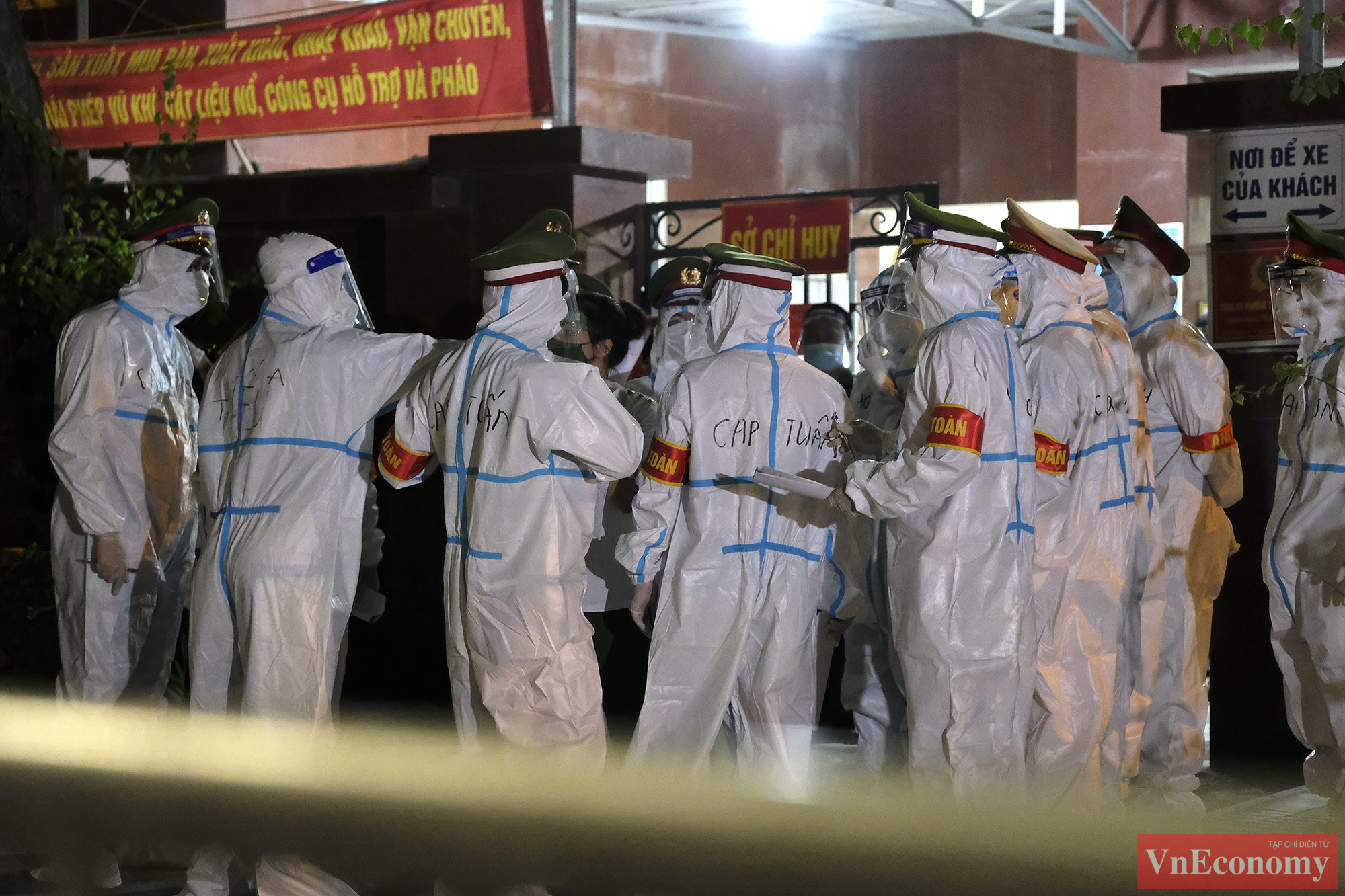 Từ khoảng 18h h&ocirc;m&nbsp;nay (1/9), lực lượng chức năng quận đ&atilde; bắt đầu c&aacute;c c&ocirc;ng t&aacute;c chuẩn bị cho việc di dời c&aacute;c hộ d&acirc;n thuộc diện t&igrave;nh nguyện v&agrave; trong khu vực nguy hiểm đến ở tại k&yacute; t&uacute;c x&aacute; của Đại học FPT (H&ograve;a Lạc).