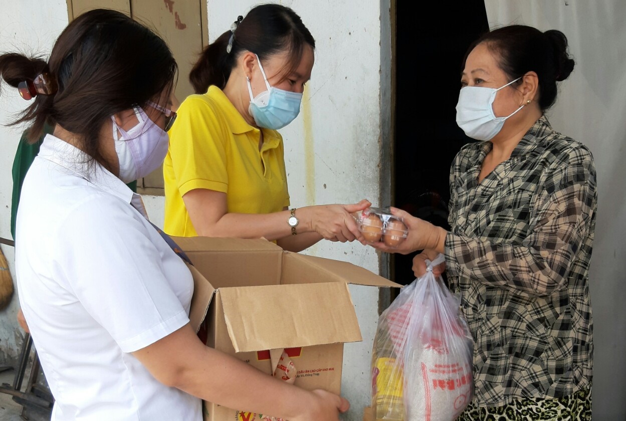 Người lao động kh&oacute; khăn được nhận hỗ trợ lương thực, thực phẩm. Ảnh - H&ograve;a Nguyễn.&nbsp;