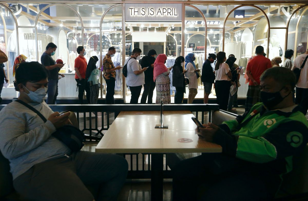 Người d&acirc;n xếp h&agrave;ng đợi ti&ecirc;m vaccine Covid-19 tại điểm ti&ecirc;m chủng tại một trung t&acirc;m thương mại ở Jakarta, Indonesia, h&ocirc;m 31/8 - Ảnh: Reuters.