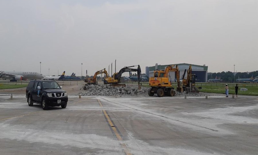 Cảnh cáo 2 nhà thầu thi công dự án nâng cấp sân bay Nội Bài - Ảnh: Viết Long