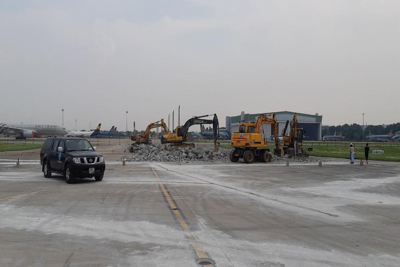 Cảnh cáo 2 nhà thầu thi công dự án nâng cấp sân bay Nội Bài - Ảnh: Viết Long