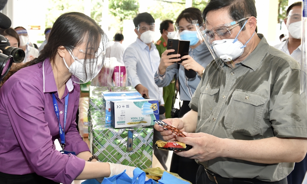 Thủ tướng xem các loại nhu yếu phẩm, thuốc men... trong túi an sinh sẽ được cung cấp cho người dân