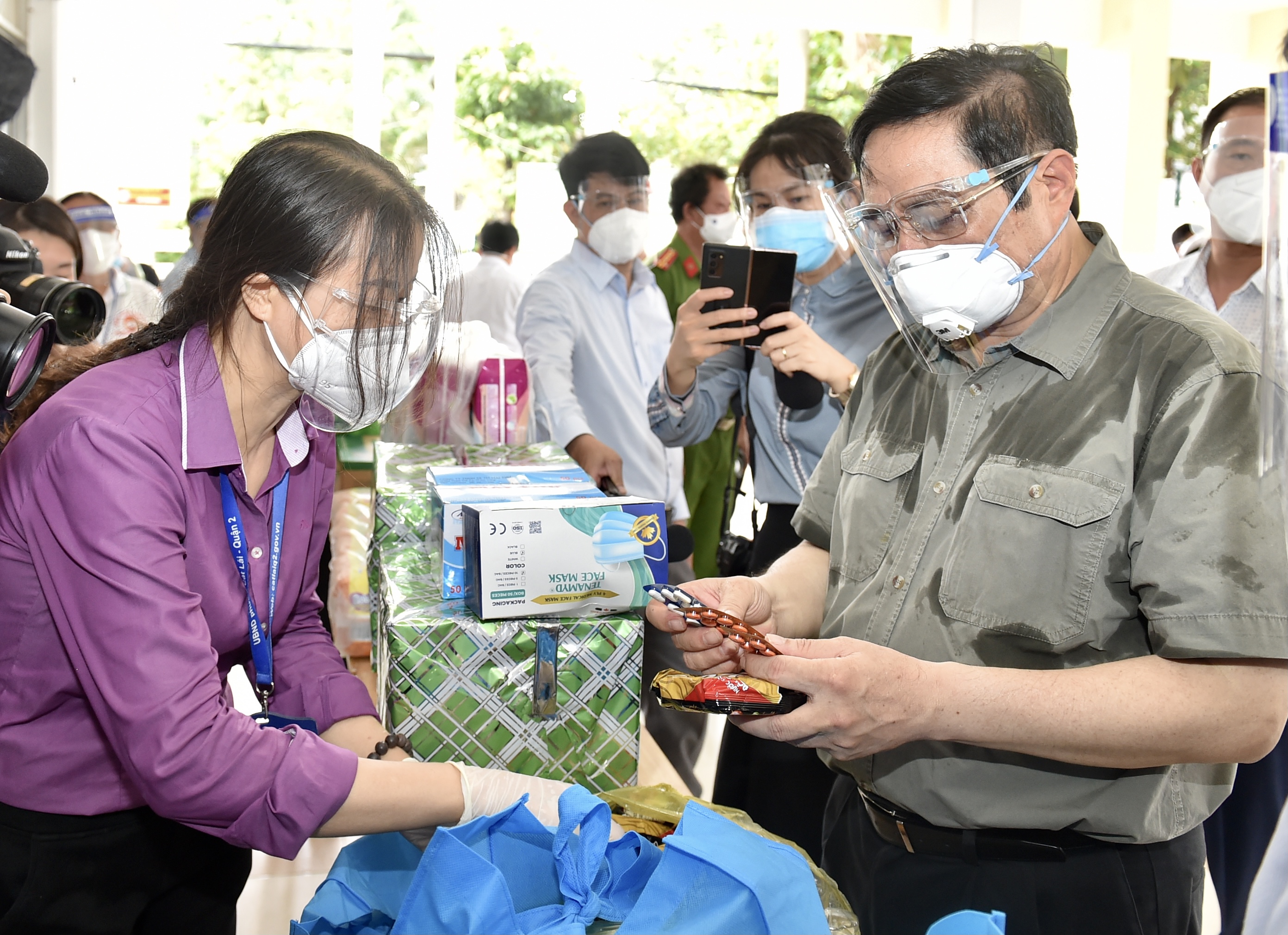 Thủ tướng xem các loại nhu yếu phẩm, thuốc men... trong túi an sinh sẽ được cung cấp cho người dân