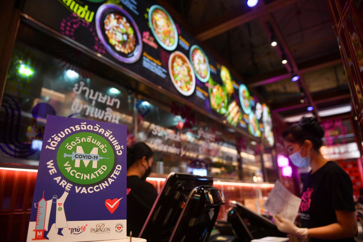Biển báo trong một nhà hàng ở Bangkok, Thái Lan ngày 1/9 nói rằng toàn bộ nhân viên của nhà hàng đã được tiêm vaccine ngừa Covid - Ảnh: Reuters.