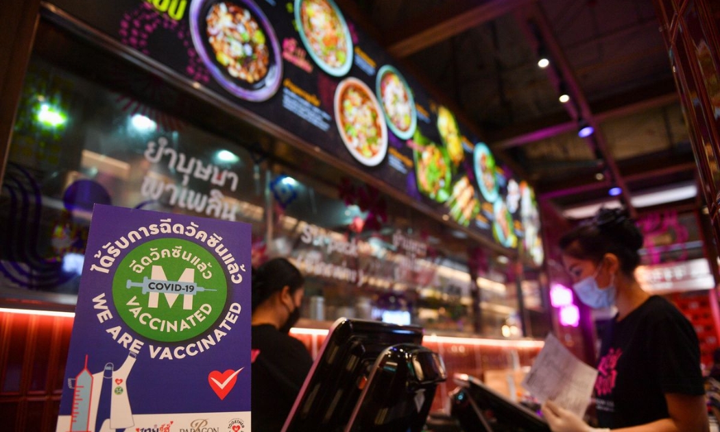 Biển báo trong một nhà hàng ở Bangkok, Thái Lan ngày 1/9 nói rằng toàn bộ nhân viên của nhà hàng đã được tiêm vaccine ngừa Covid - Ảnh: Reuters.