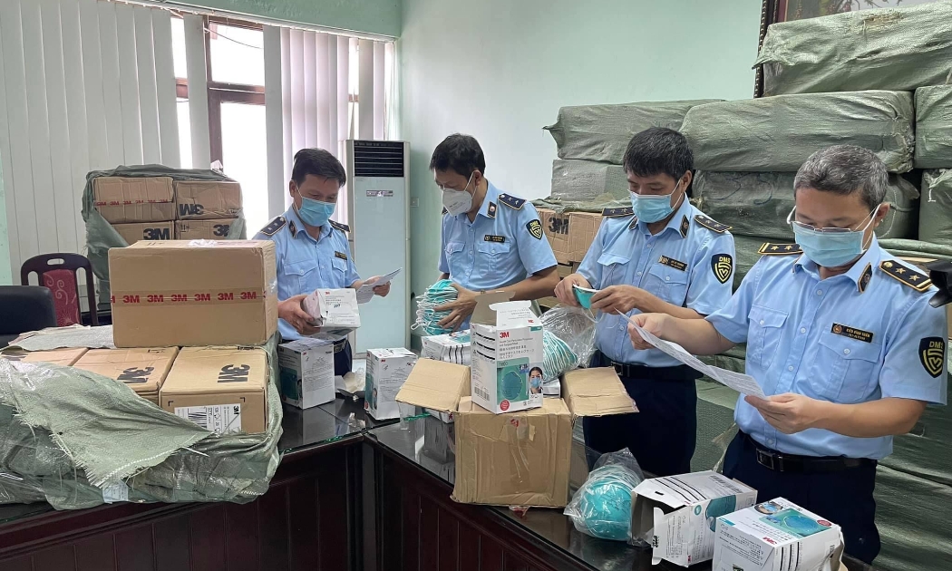 Kiểm tra đột xuất cơ sở kinh doanh tại số 43 Đường 3, Phủ Lỗ, Sóc Sơn, Hà Nội.