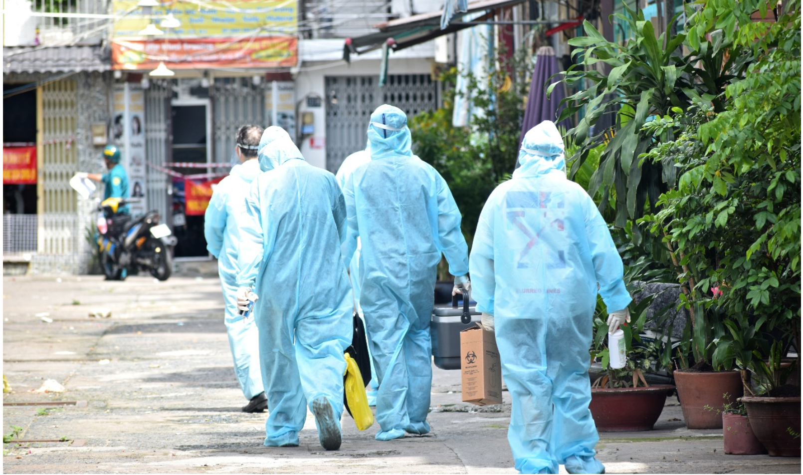 Từ s&aacute;ng sớm, cả đội t&igrave;nh nguyện đ&atilde; chuẩn bị dụng cụ cần thiết, đi từng con hẻm tr&ecirc;n con đường B&agrave;n Cờ (Quận 3) để ti&ecirc;m vaccine cho những người lớn tuổi kh&ocirc;ng c&oacute; điều kiện đến c&aacute;c điểm ti&ecirc;m tập trung. Ảnh: HCDC.