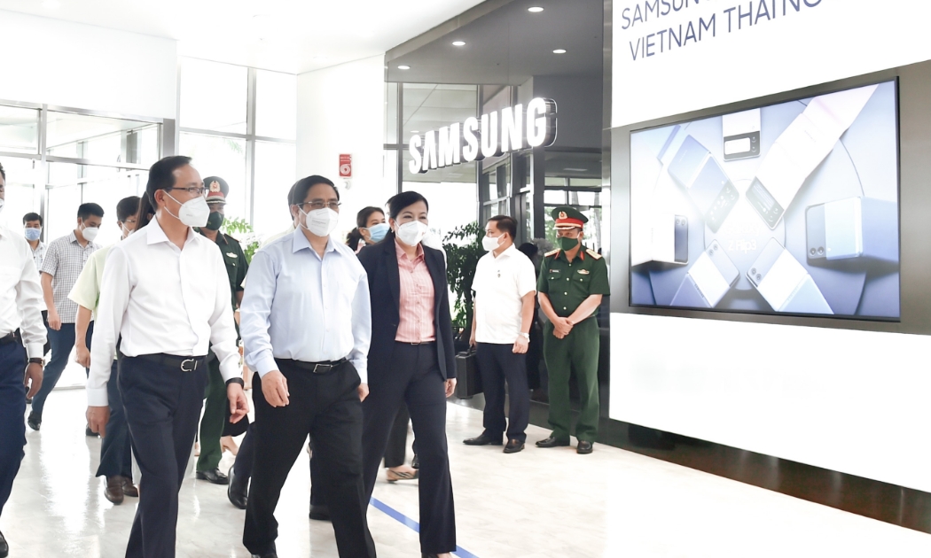 Thủ tướng thăm nhà máy Samsung tại Khu công nghiệp Yên Bình, Thái Nguyên - Ảnh: VGP/Nhật Bắc