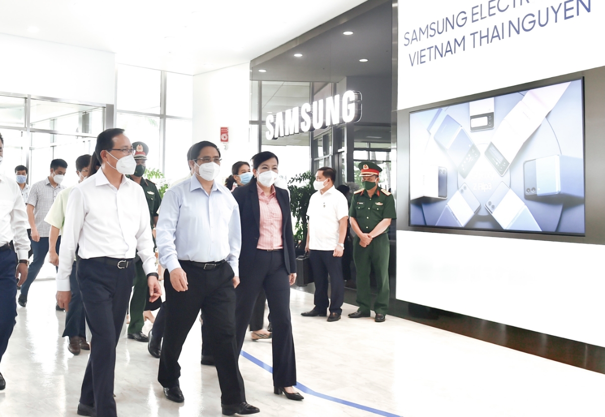 Thủ tướng thăm nhà máy Samsung tại Khu công nghiệp Yên Bình, Thái Nguyên - Ảnh: VGP/Nhật Bắc