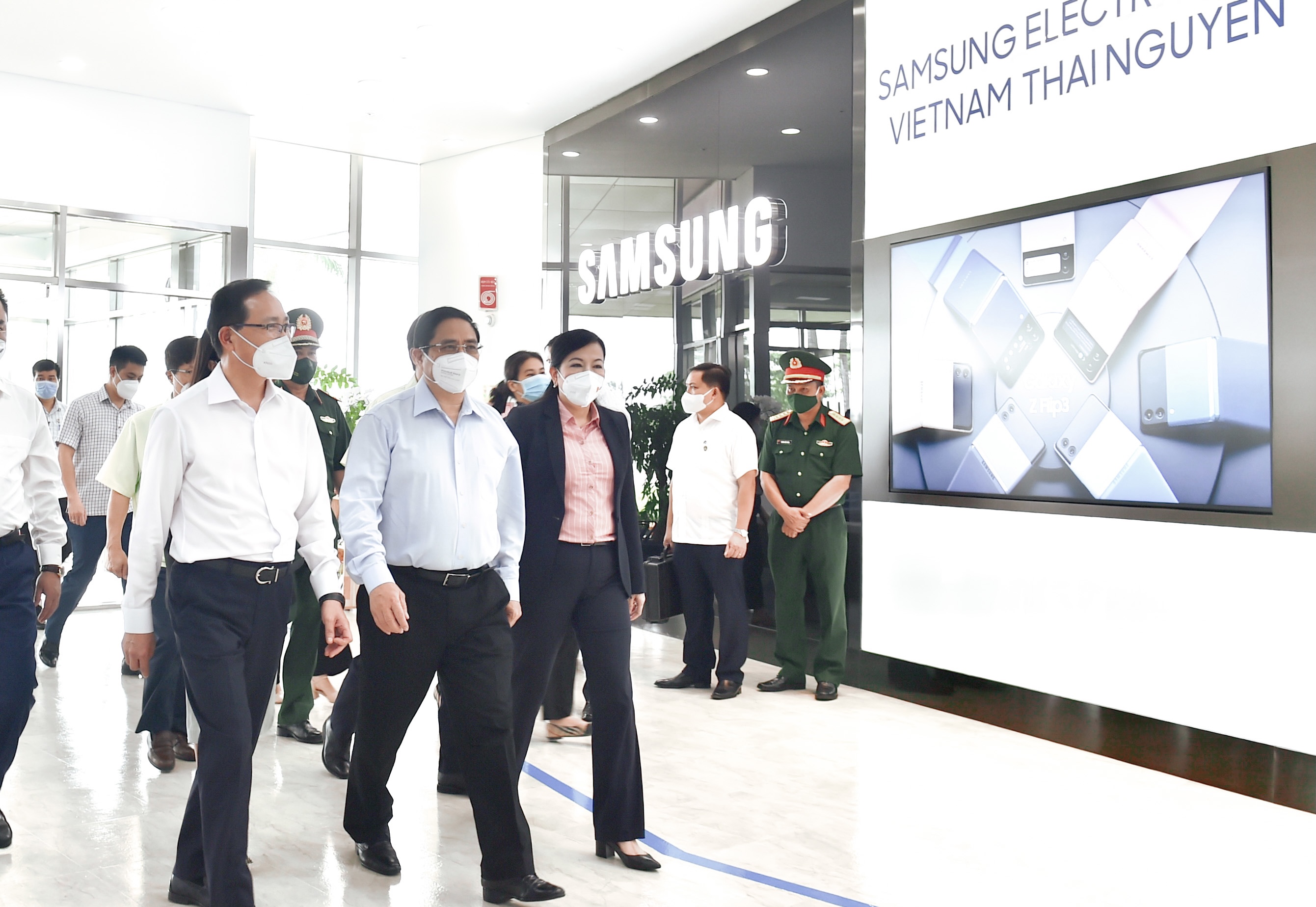 Thủ tướng thăm nhà máy Samsung tại Khu công nghiệp Yên Bình, Thái Nguyên - Ảnh: VGP/Nhật Bắc