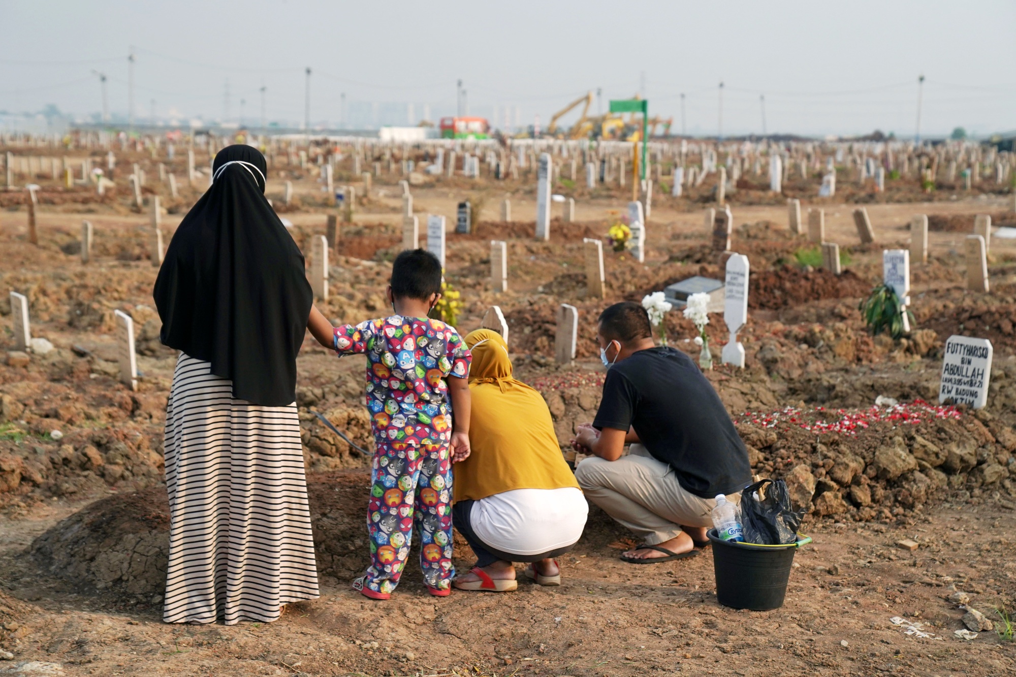 Người th&acirc;n thăm mộ một người tử vong v&igrave; Covid-19 ở Jakarta, Indonesia, h&ocirc;m 18/8/2021 - Ảnh: Bloomberg.