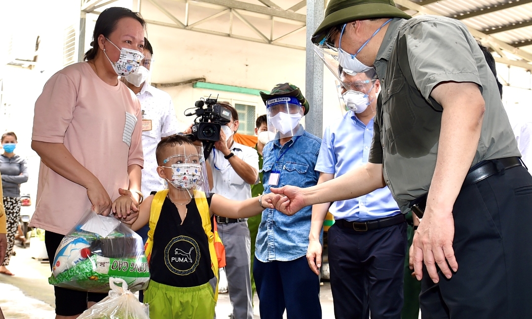 Thủ tướng Phạm Minh Chính động viên nhân dân, kiểm tra công tác bảo đảm an sinh xã hội tại địa bàn đang thực hiện tăng cường giãn cách - Ảnh: VGP/Nhật Bắc