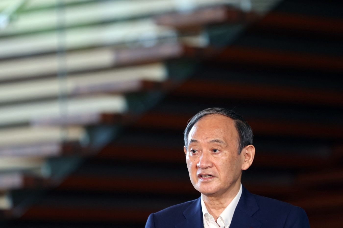 Thủ tướng Nhật Bản Yoshihide Suga phát biểu trước báo giới ở Tokyo ngày 3/9 - Ảnh: Getty/Bloomberg.