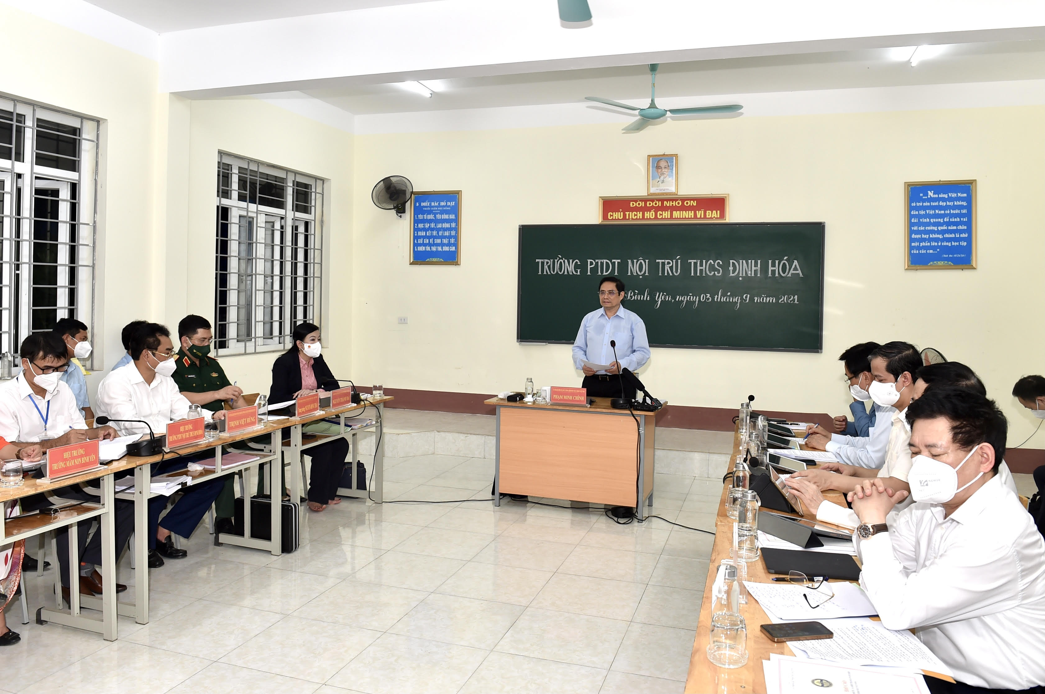 Ngay tại Trường Phổ thông Dân tộc nội trú THCS Định Hóa, Thủ tướng đã có buổi làm việc với lãnh đạo tỉnh Thái Nguyên.