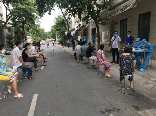Trung tâm Y tế Quận 7 phối hợp cùng lực lượng chức năng phường Tân Thuận Tây tiến hành truy vết các ca nhiễm Covid-19. 