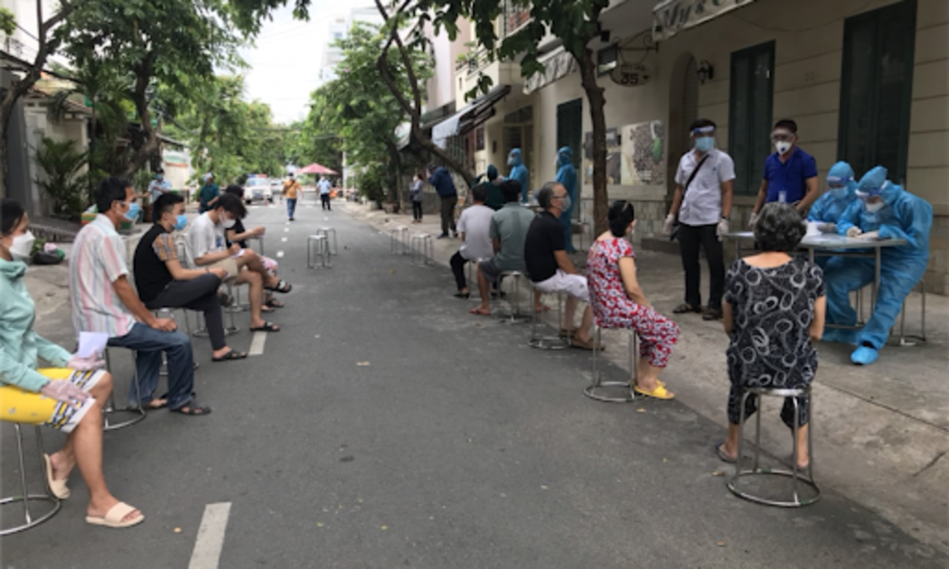 Trung tâm Y tế Quận 7 phối hợp cùng lực lượng chức năng phường Tân Thuận Tây tiến hành truy vết các ca nhiễm Covid-19.